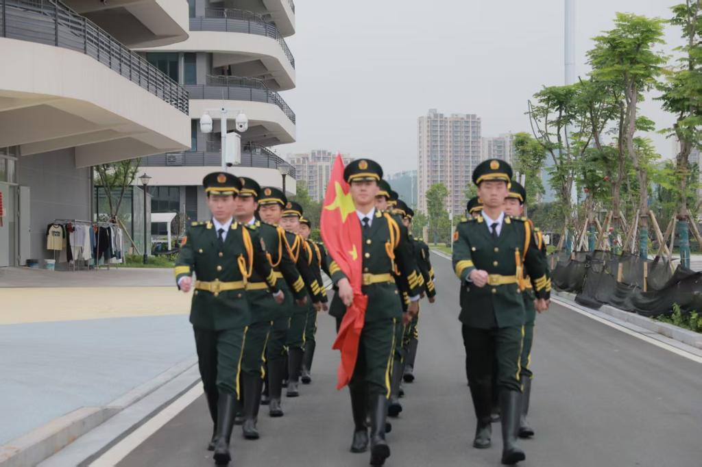 风暖五月，劳以逐光｜电子信息产业学院...